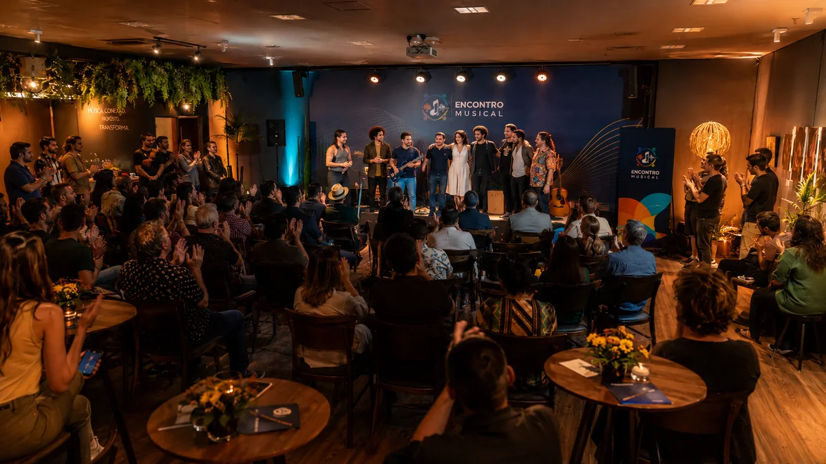 Profissionais da música reunidos em uma cena conceitual do Encontro Musical